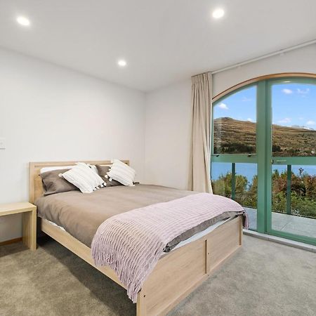 Huge Lakefront Delight - Queenstown Holiday Home Dış mekan fotoğraf