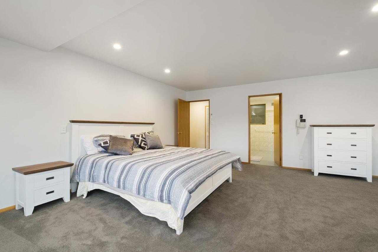 Huge Lakefront Delight - Queenstown Holiday Home Dış mekan fotoğraf