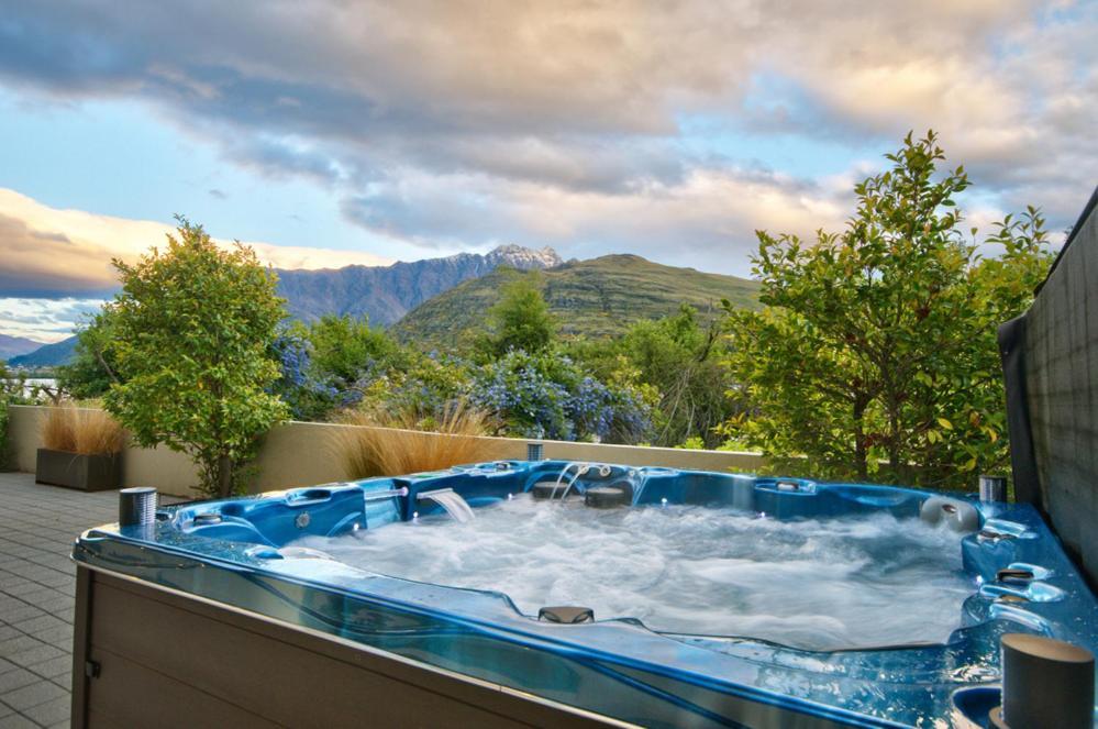 Huge Lakefront Delight - Queenstown Holiday Home Dış mekan fotoğraf