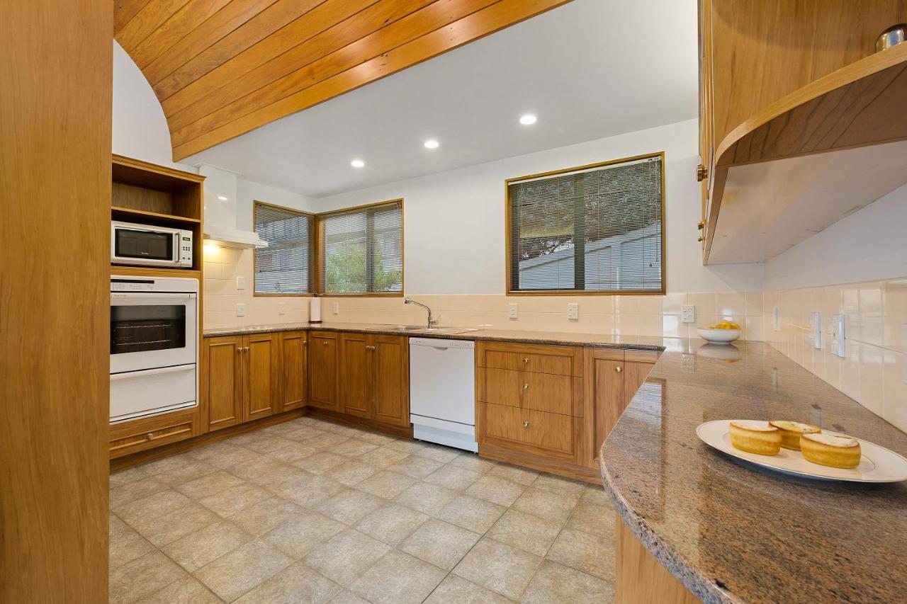 Huge Lakefront Delight - Queenstown Holiday Home Dış mekan fotoğraf