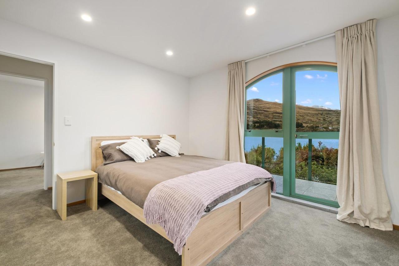Huge Lakefront Delight - Queenstown Holiday Home Dış mekan fotoğraf